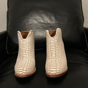 Freebird Detroit in White Snake. Worn once. Size 8.